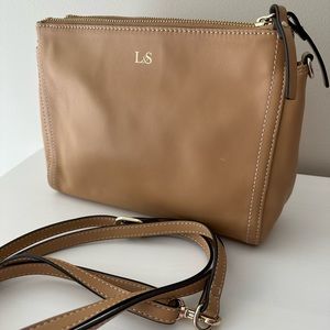 EUC Lo & Sons Pearl Crossbody Sand / Gold / Camel